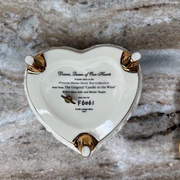 1998 Porcelain Trinket Music Box Queen of Hearts Princess Diana WORKS Gold Trim - Picture 8 of 9